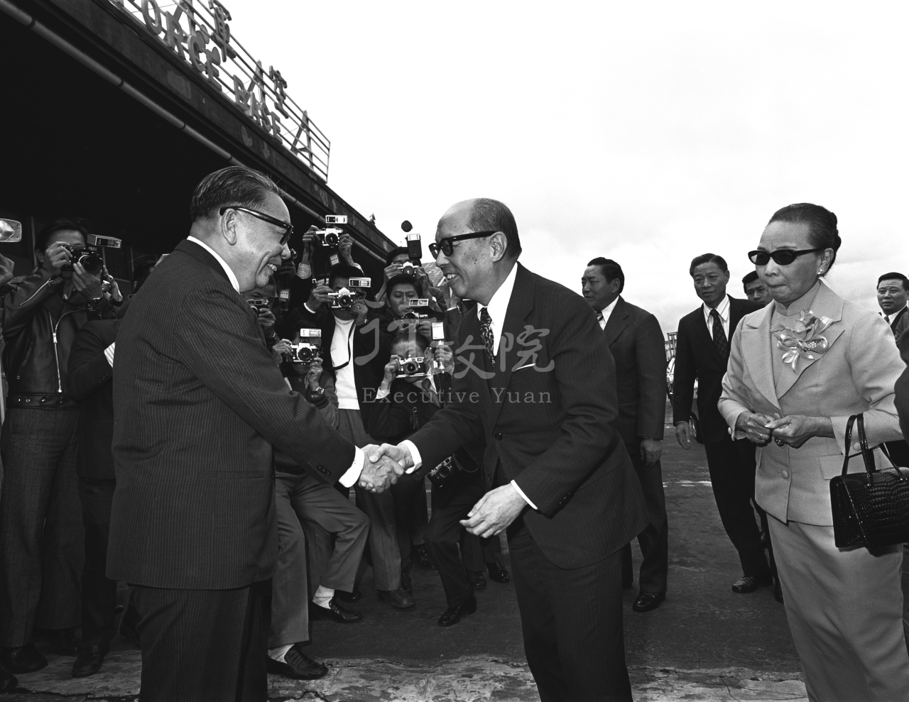 1974年12月18日行政院長蔣經國於機場迎接率團訪問中南美洲尼加拉瓜等4國的副總統嚴家淦伉儷 共1張 　共1張