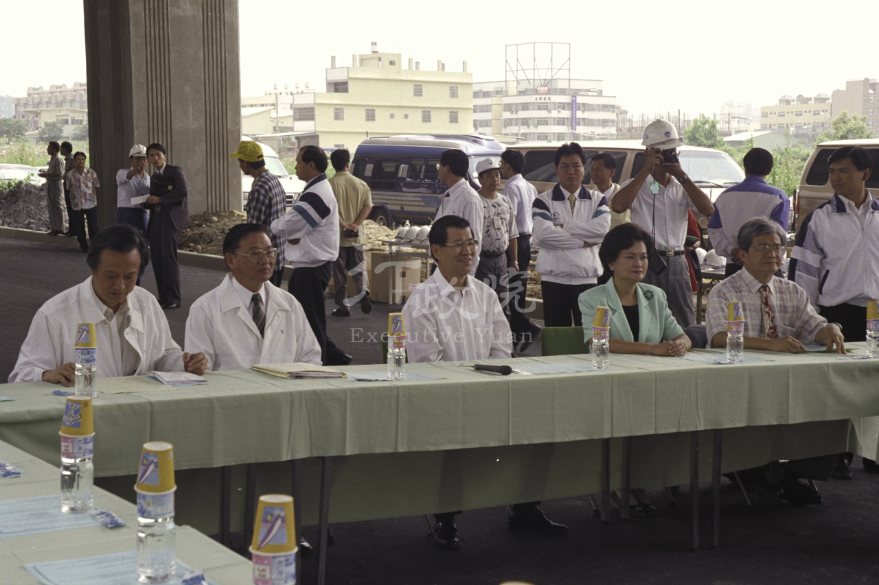 1998年6月30日行政院長蕭萬長赴台中朝馬視察東西向快速公路 共1張 　共1張