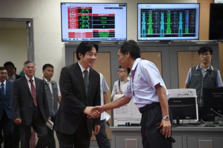 1070818行政院長賴清德視察苗栗通霄發電廠_3