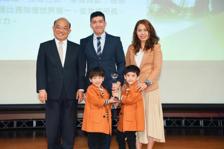 2019年11月13日行政院長蘇貞昌出席108年行政院模範公務人員頒獎典禮_3　共3張