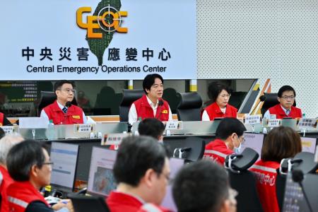 2024年7月24日行政院長卓榮泰陪同總統視導凱米颱風中央災害應變中心第四次工作會報1　共5張