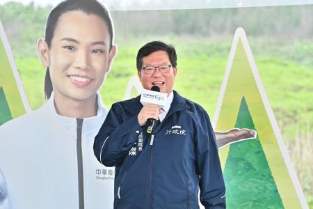 2023年5月21日行政院副院長鄭文燦出席「拍下勝利 種下樹木」三年計畫植樹活動3　共10張