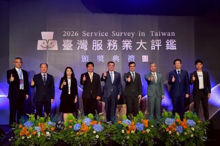 2026年7月1日行政院長卓榮泰出席2026臺灣服務業大評鑑頒獎典禮 　共4張
