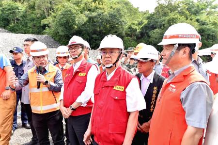 2023年8月7日行政院長陳建仁視察台20線94.5K明霸克露橋（便橋）損壞情形及視察高雄市桃源區公所救災情形1.jpg