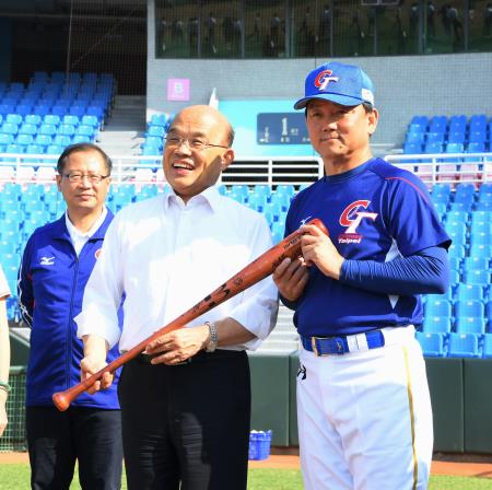 2019年10月24日行政院長蘇貞昌為東京奧運棒球代表隊加油4.jpg