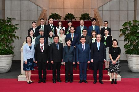 2025年10月30日行政院副院長鄭麗君接見金商獎中外得獎企業一行 　共8張