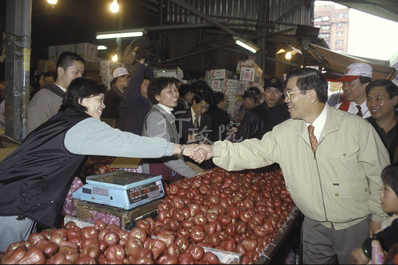 2000年2月2日行政院長蕭萬長視察基隆市果菜市場 共1張 　共1張