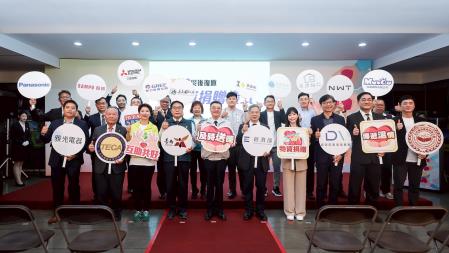 2025年10月18日行政院長卓榮泰出席雲嘉南災後復原物資捐贈表揚儀式 　共5張