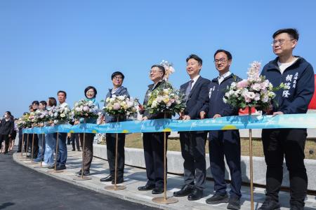 2024年12月28日行政院長卓榮泰出席「飛越車頭 圓夢啟程–高雄新車站廣場成圓天棚啟用典禮」。　共9張