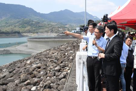 1070602-行政院長賴清德視察「台南水情暨南化水庫水利設施-南化水庫大壩」IMG_3542 　共5張