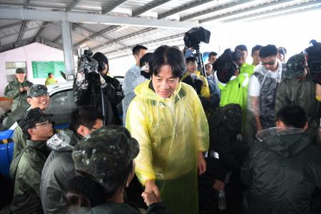 行政院長賴清德視察新十全駕訓班附近淹水水退情形3