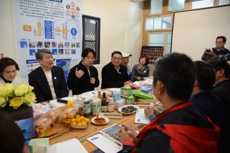 1080103-2行政院長賴清德視察地方創生-養殖青年返鄉產業傳承（九孔育種）S__8380438　共10張