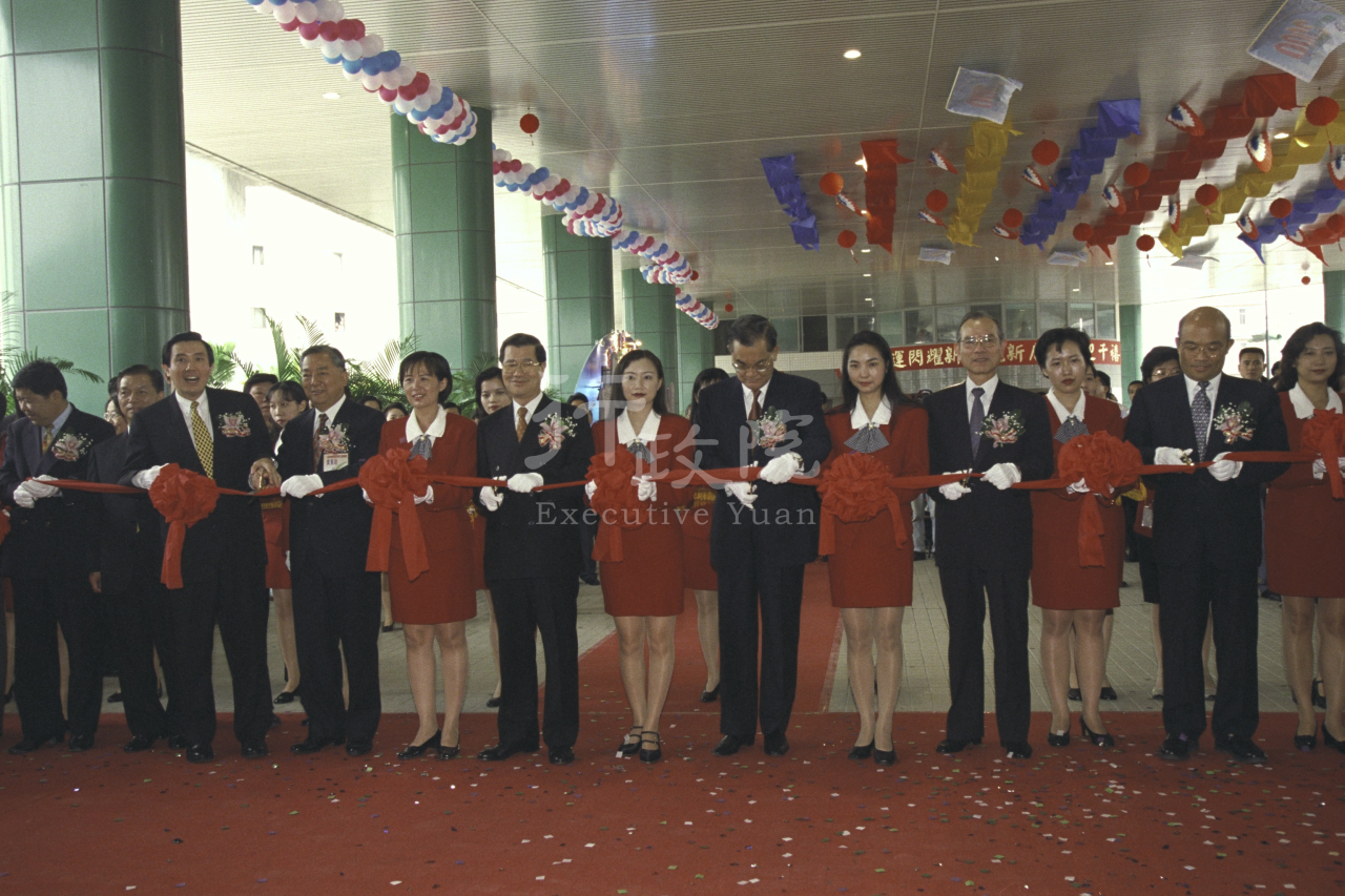 1999年11月11日行政院長蕭萬長參加台北新店捷運通車典禮 共1張 　共1張