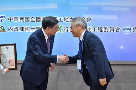 2026年7月16日行政院長卓榮泰出席「第11屆優良工地主任表揚典禮」 　共7張