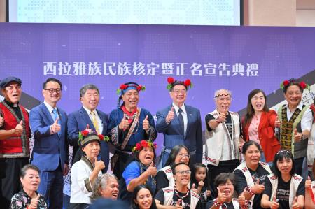 2026年7月30日行政院長卓榮泰出席「西拉雅族民族核定暨正名宣告典禮」 　共8張