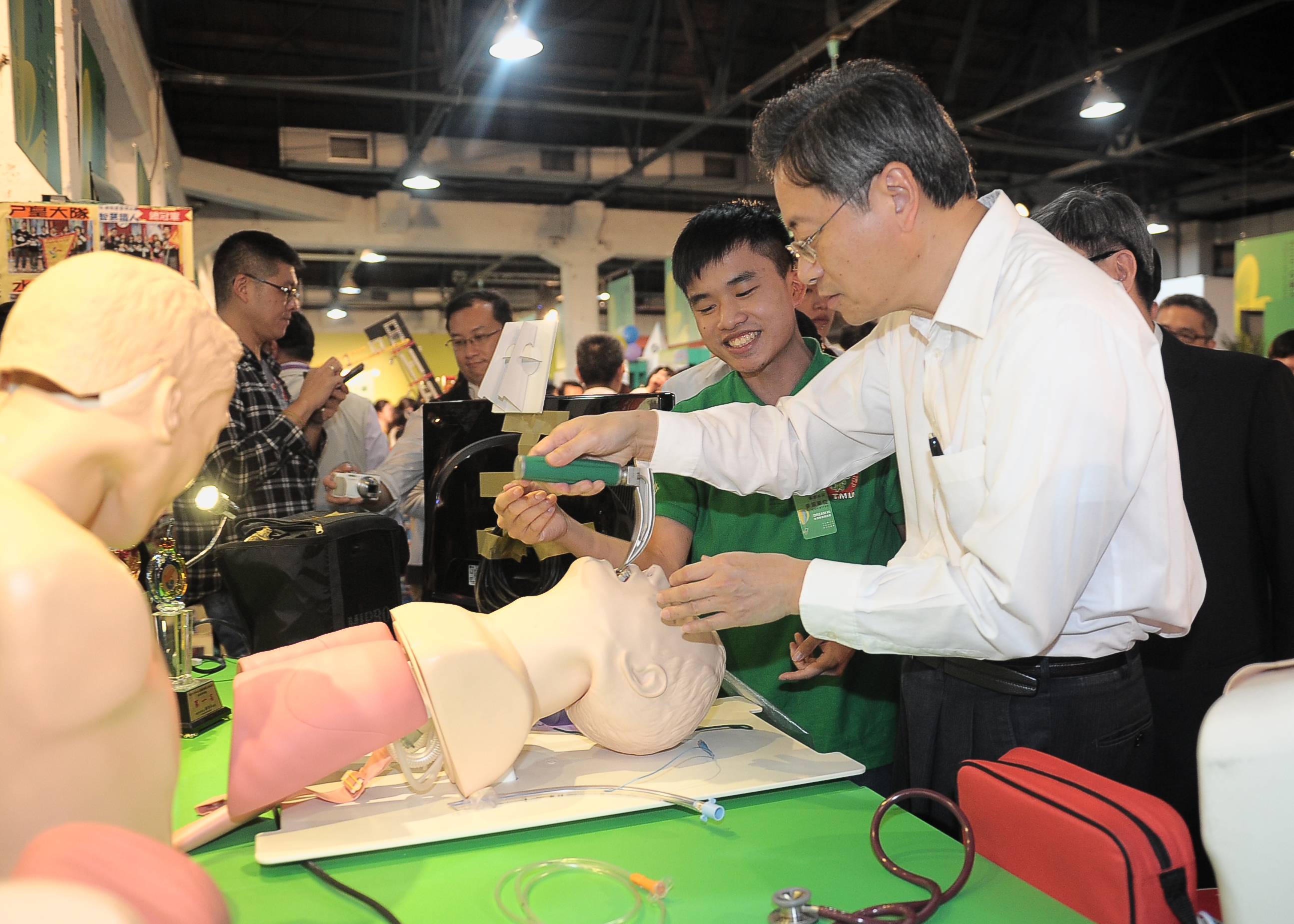 張揆參觀未來教育概念展 期勉全國教師發揮教學熱誠鼓舞學生奮發向上　共9張