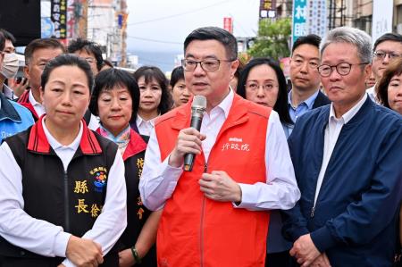 2024年5月22日行政院長卓榮泰視察民房災損-台雄大樓。
