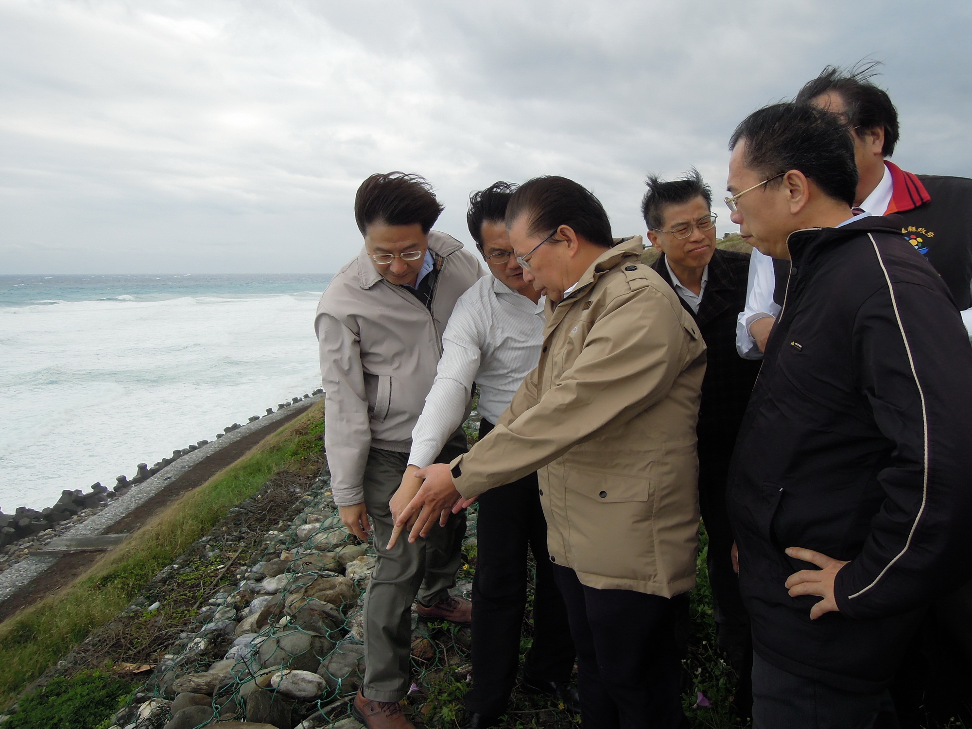 國土保育專案小組查看花蓮水泥開採污染及海岸邊垃圾場崩落情形 　共2張