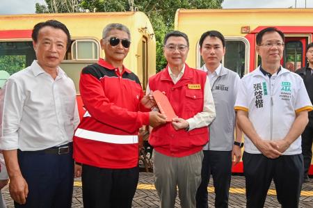 2024月8月1日行政院長卓榮泰視察阿里山林業鐵路邊坡土石崩落災損暨搶修情形 _7_