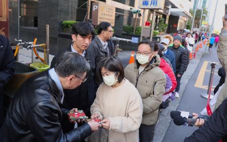 2025年1月29日行政院長卓榮泰赴洲子福德廟參拜祈福S__137920662_0　共19張