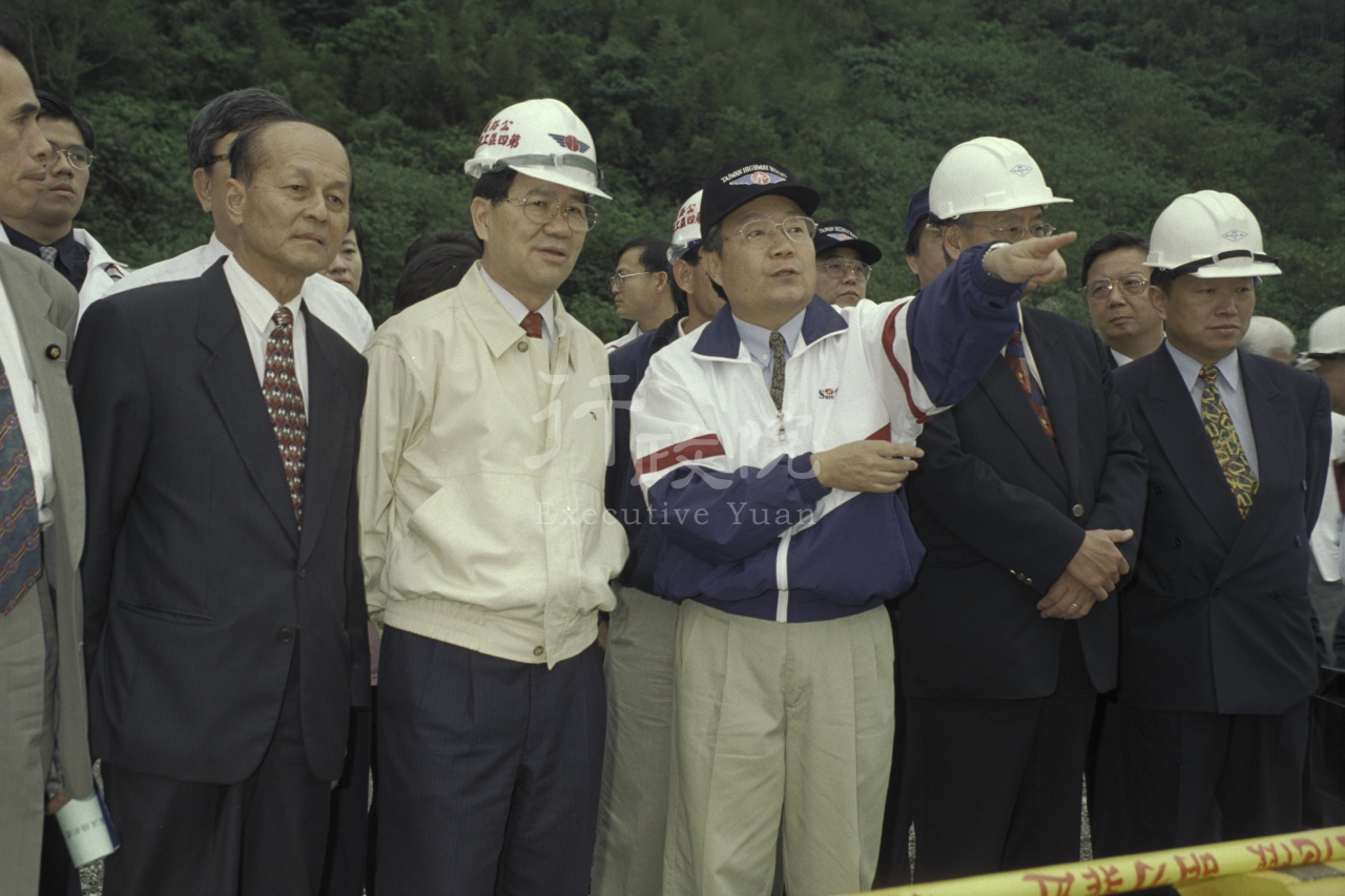 1999年3月27日行政院長蕭萬長視察台九線立霧溪大橋新建工程工地 共1張 　共1張