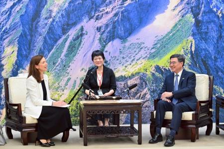 2026年5月25日行政院長卓榮泰接見加拿大駐台北貿易辦事處何曼麗代表一行 　共5張