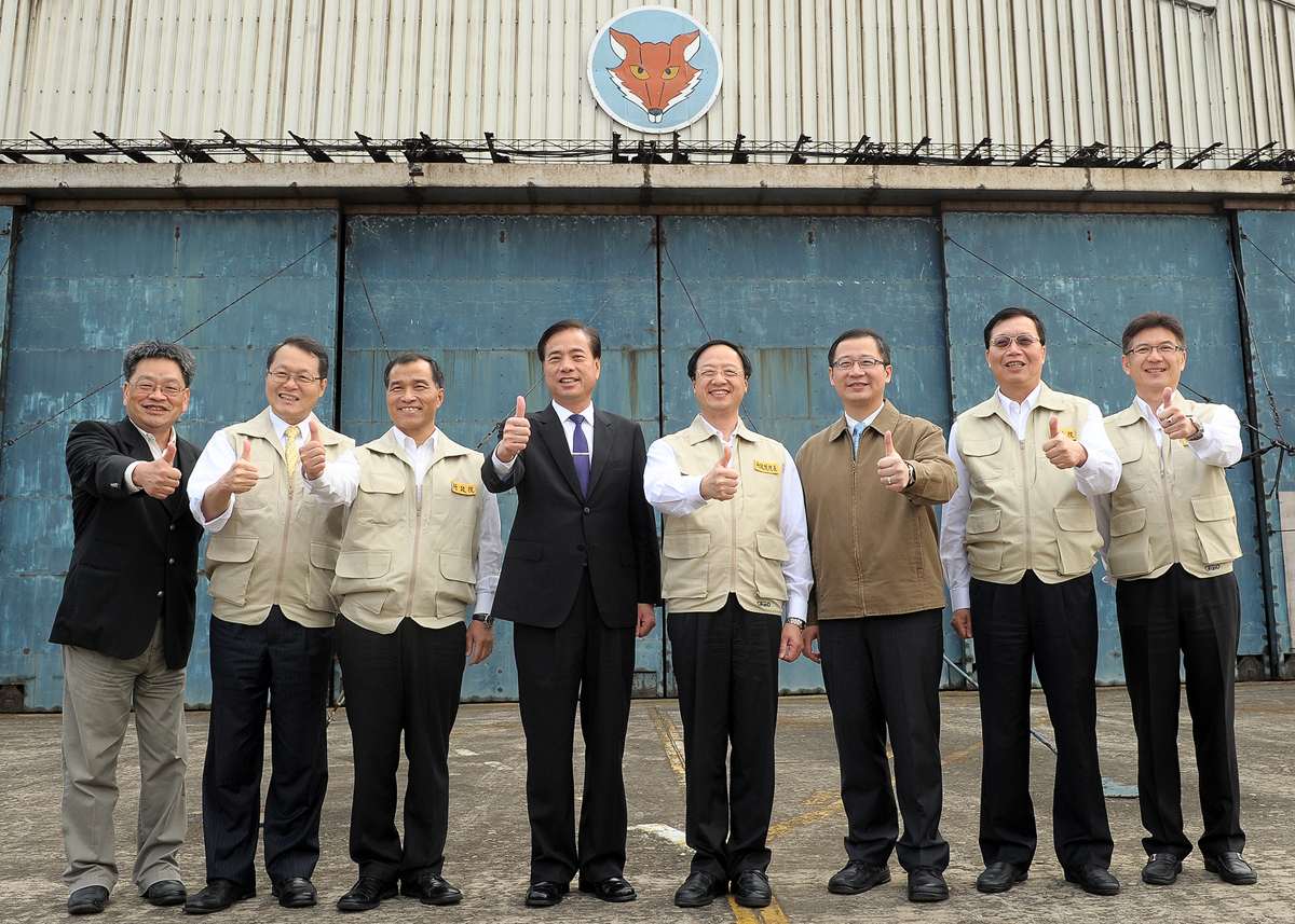 江揆視察桃園海軍基地 送上40億元的地方建設大禮 允諾優先補助航空城的聯外道路 　共2張