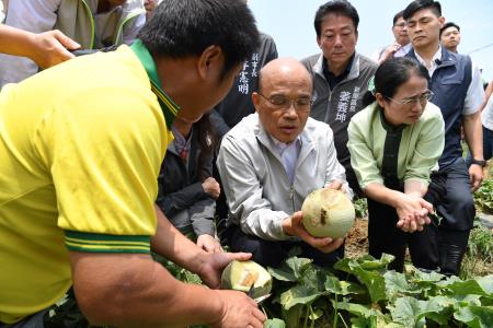 20190521行政院長蘇貞昌視察桃園市新屋區五月豪雨農作物洋香瓜災損情形