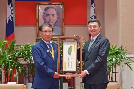 卓院長今(19)日接見「世界臺灣商會聯合總會第30屆回國訪問暨投資考察團」照片 共8張　共8張
