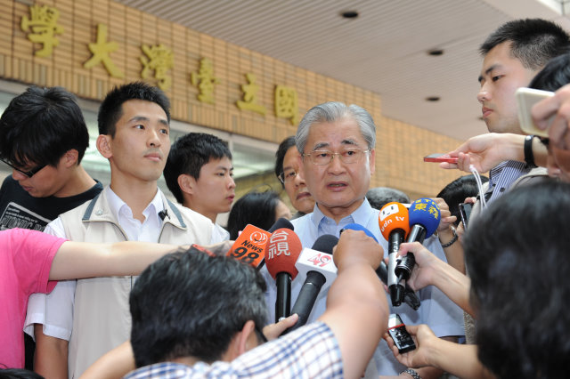 毛揆探視八仙樂園傷患 並指示成立專案小組整合部會資源全力協助及研議後續管理機制 　共3張
