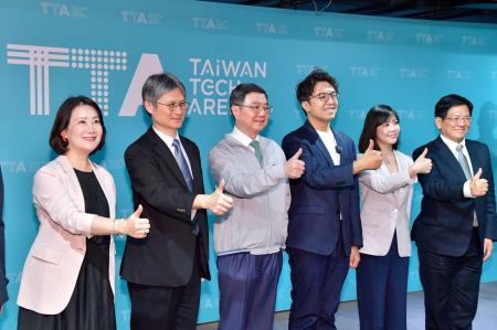 2026年8月20日行政院長卓榮泰參訪台灣科技新創基地 　共7張