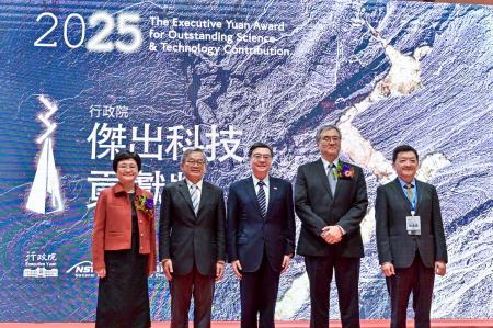 2025年12月18日行政院長卓榮泰出席「2025年行政院傑出科技貢獻獎」頒獎典禮 　共5張