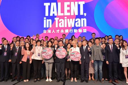 2023年3月24日行政院副院長鄭文燦出席2023 TALENT, in Taiwan 臺灣人才永續行動論壇「多元 x 平等 x 共融：人才管理新戰略」4　共5張