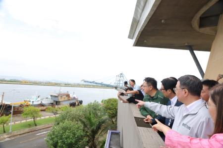 2025年7月15日行政院長卓榮泰視察高雄興達港海巡基地碼頭整建及浚深工程 　共4張