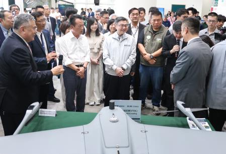 2025年5月17日行政院長卓榮泰參訪亞洲無人機AI創新應用研發中心S__139690047_0 　共10張