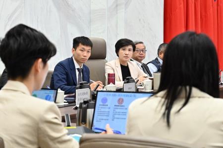 2025年10月23日行政院副院長鄭麗君主持行政院「體育暨運動發展部」諮詢小組第6次會議 　共9張