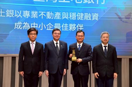 2025年11月25日行政院長卓榮泰出席「本國銀行加強辦理中小企業放款方案20週年成果高峰會」 　共6張