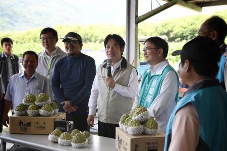 1070805賴清德院長關心青農返鄉務農情形-2　共10張