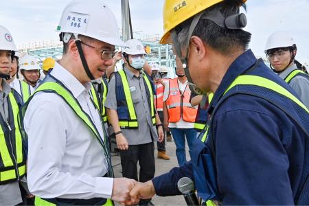 卓院長今(21)日視察中油公司觀塘液化天然氣接收站工程進度照片 共8張