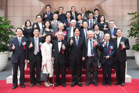 1071026行政院長賴清德接見「第28屆醫療奉獻獎得獎人」一行_S__50454640 　共5張