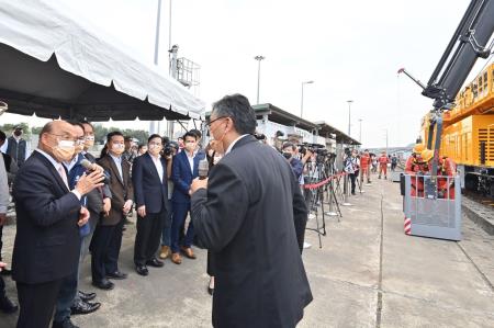 2021年11月26日行政院長蘇貞昌出席高鐵電車線維修工程車啟用典禮-3 　共4張