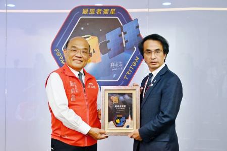 2022年11月7日行政院長蘇貞昌視察獵風者衛星整備情形 　共5張