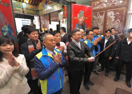 2025年1月29日行政院長卓榮泰赴洲子福德廟參拜祈福S__137920659_0　共19張
