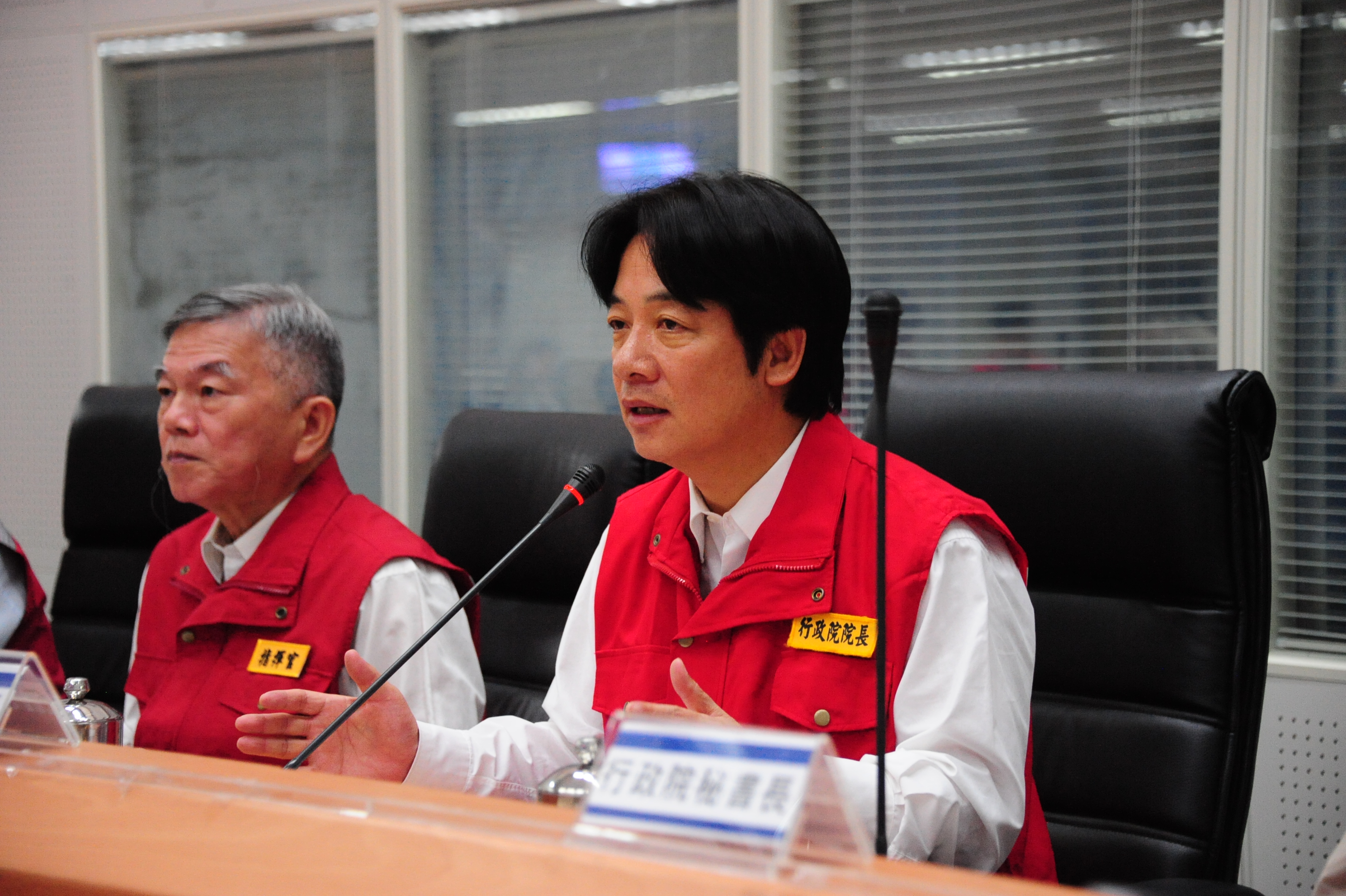 視察豪雨中央災害應變中心  賴揆：嚴防土石流災情　共5張