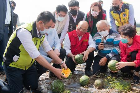 2021年8月10日行政院長蘇貞昌視察臺南歸仁區西瓜受損情形