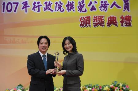 1071130行政院長賴清德出席「107年行政院模範公務人員頒獎典禮」_S__52584491.jpg