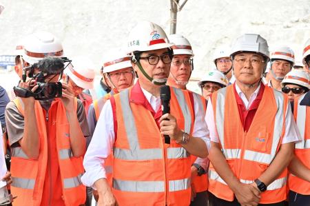 2024年8月2日行政院長卓榮泰視察明霸克露橋災損暨後續復原情形