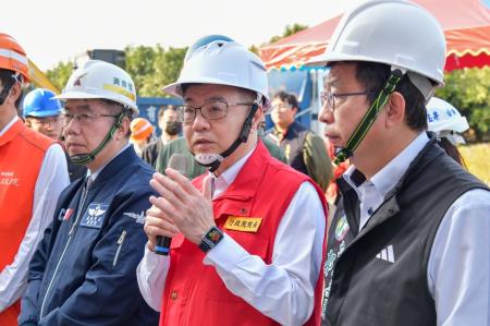 2025年1月21日行政院長卓榮泰視察台南市玉井大廈受損情形。