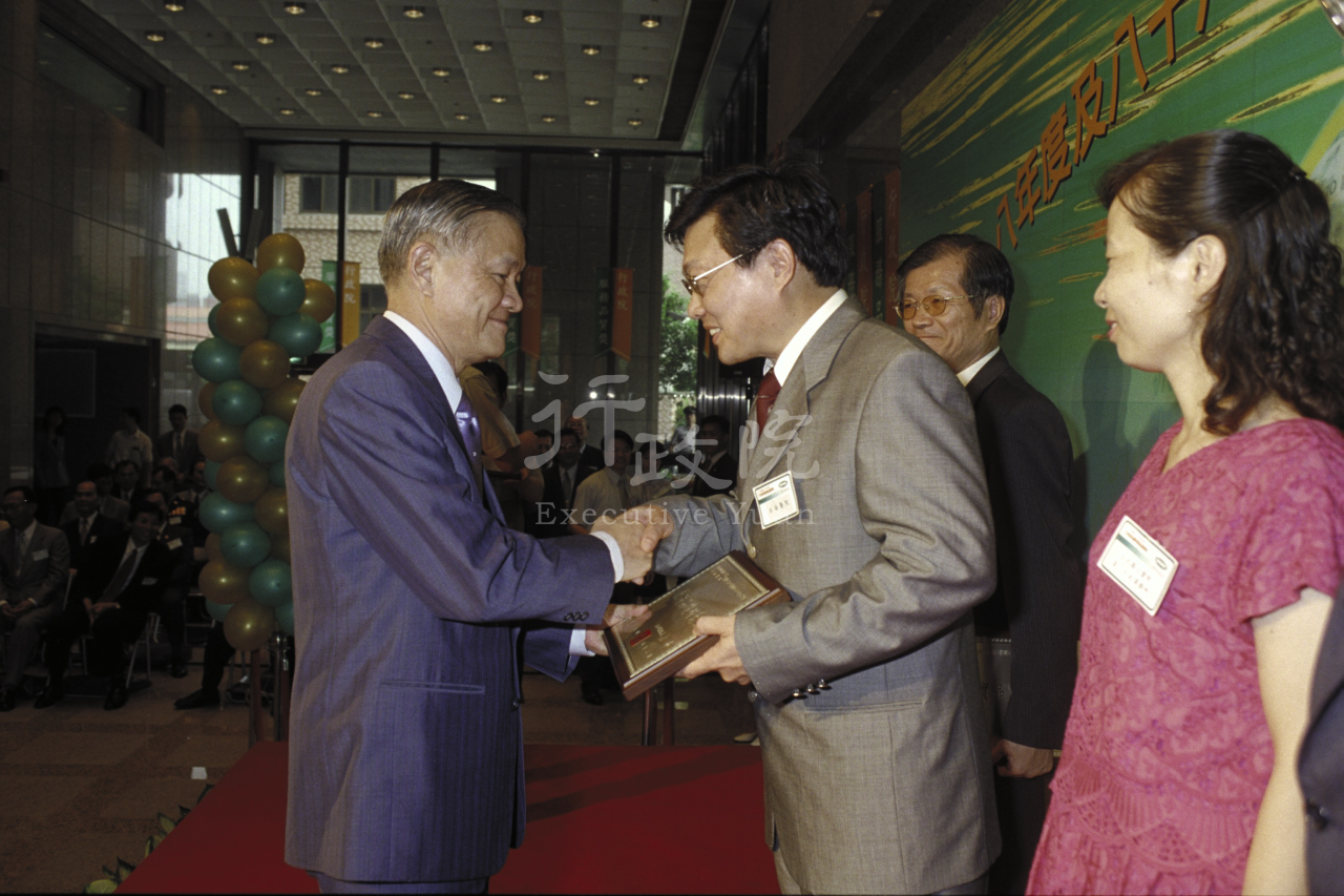 2000年6月28日唐飛院長頒獎予行政院服務品質獎予劉勤章等人 共1張 　共1張