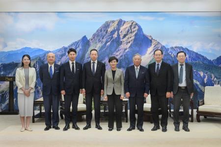 2024年7月16日行政院副院長鄭麗君接見日本自民黨台灣政策研究小組召集人鈴木馨祐眾議員 _1_　共4張